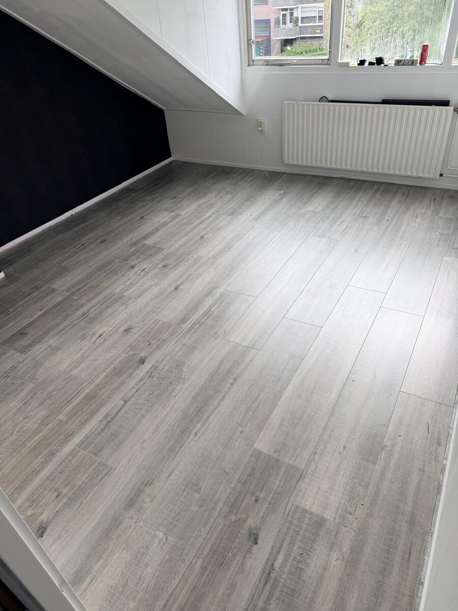 Zolderkamer met nieuw gelegd laminaat