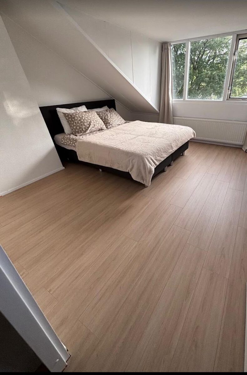 Slaapkamer opgeleverd met nieuwe vloer