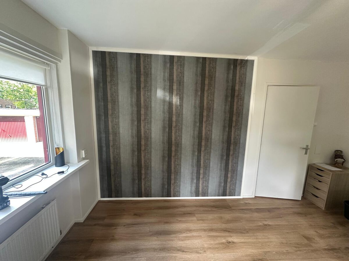 Wand met nieuw behang als blikvanger
